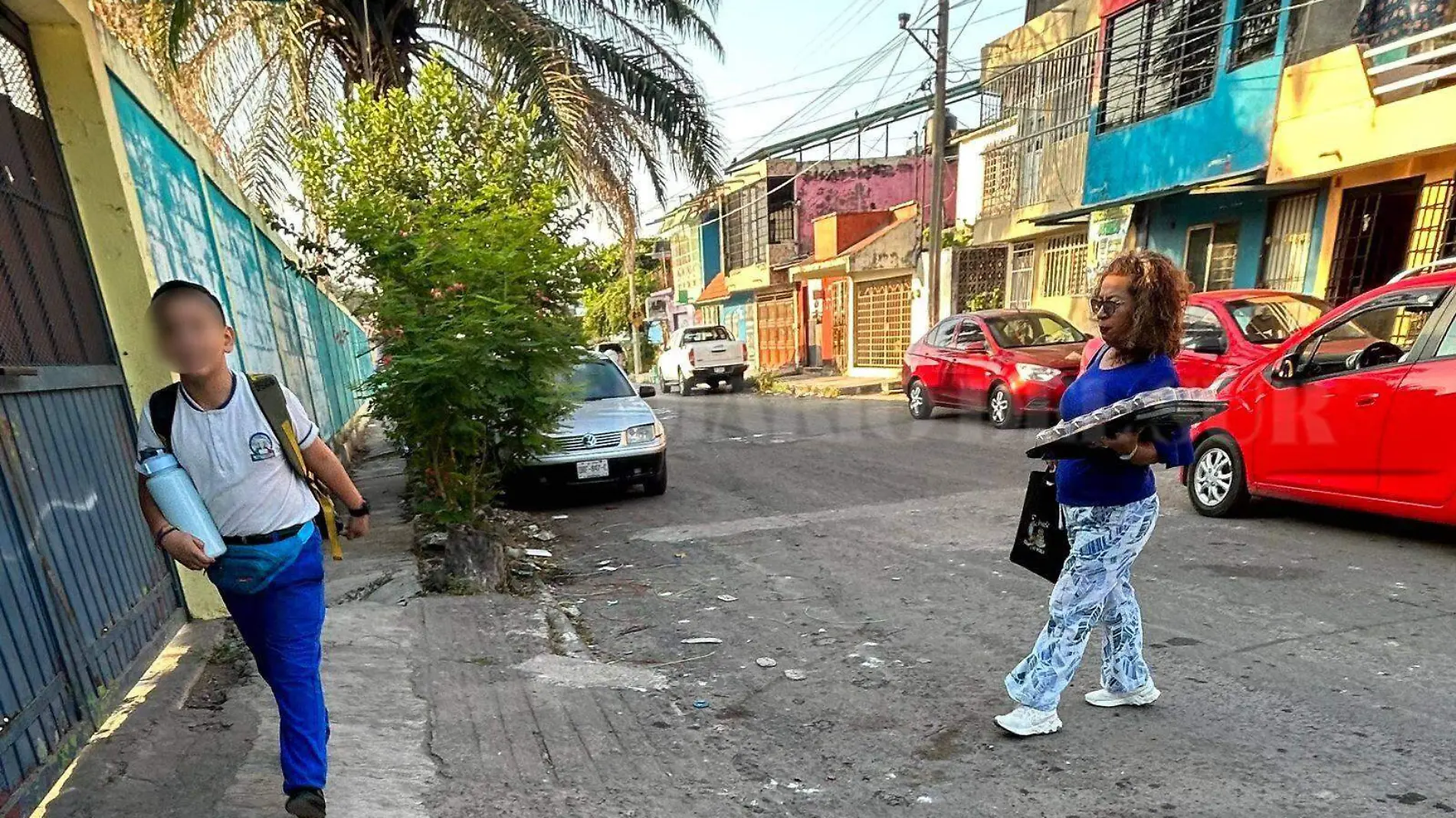 Maestra con una rosca de Reyes